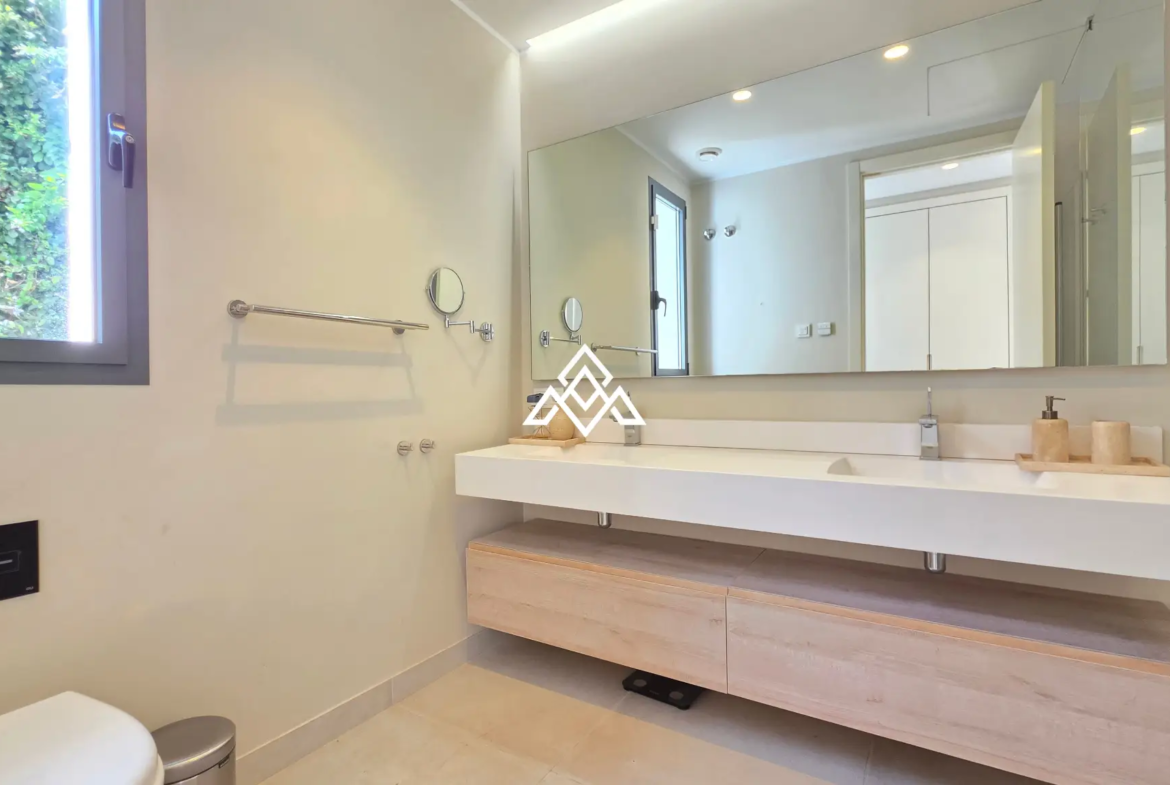 Contemporary Villa in Estepona with tourist licence, 4 bedrooms, private terraces and high rental income potential in a secure gated community.