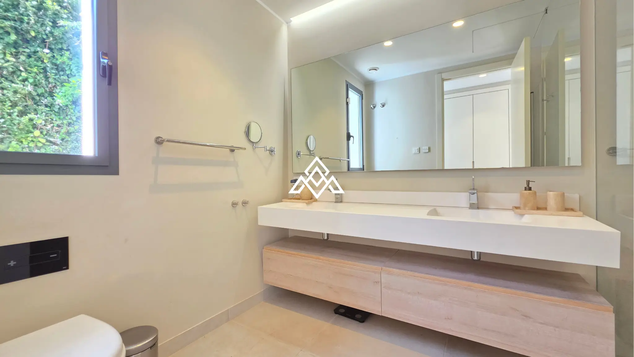Contemporary Villa in Estepona with tourist licence, 4 bedrooms, private terraces and high rental income potential in a secure gated community.