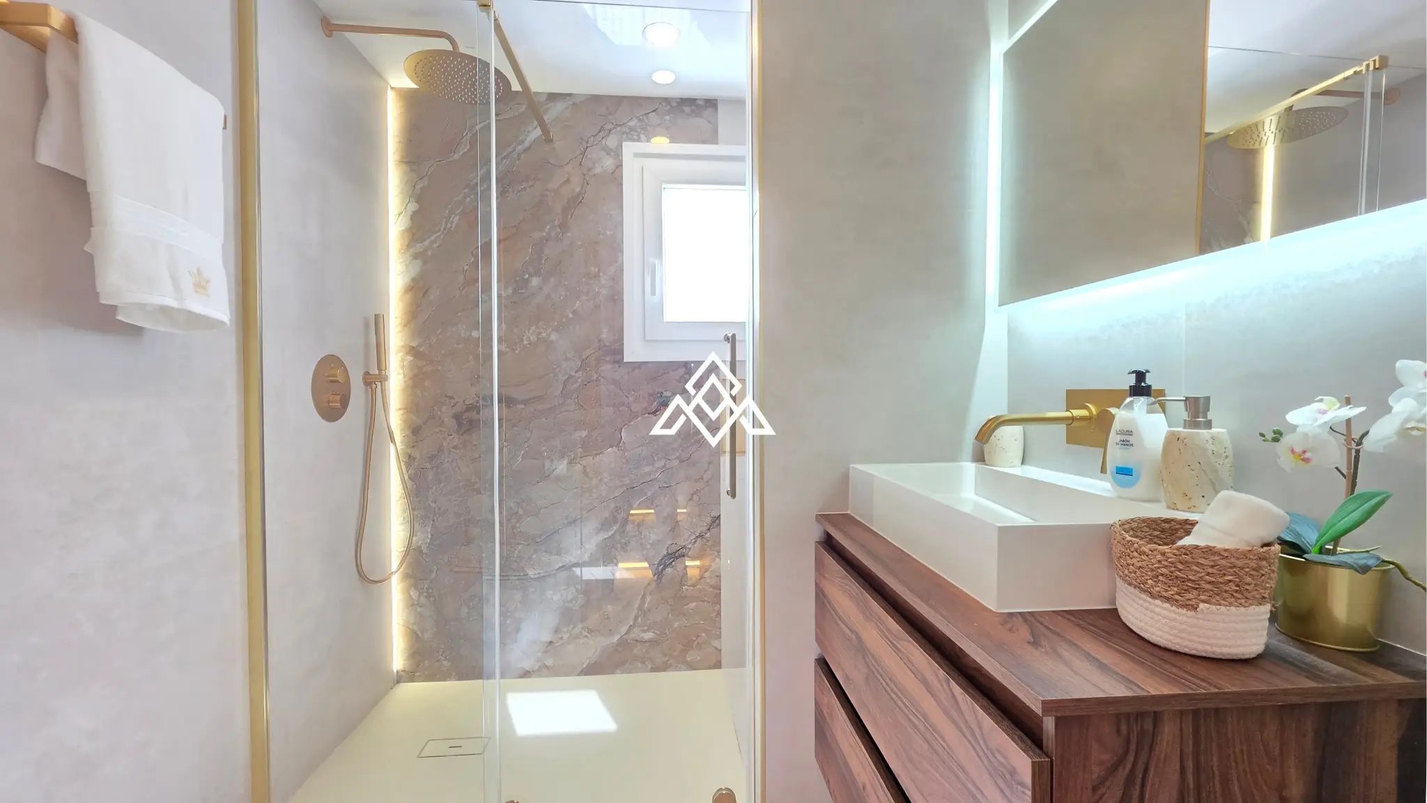 MPA-0122 Discover this brand-new renovated villa in Riviera del Sol, Mijas Costa, with panoramic sea views, 3 bedrooms, 3 bathrooms and spacious terraces.