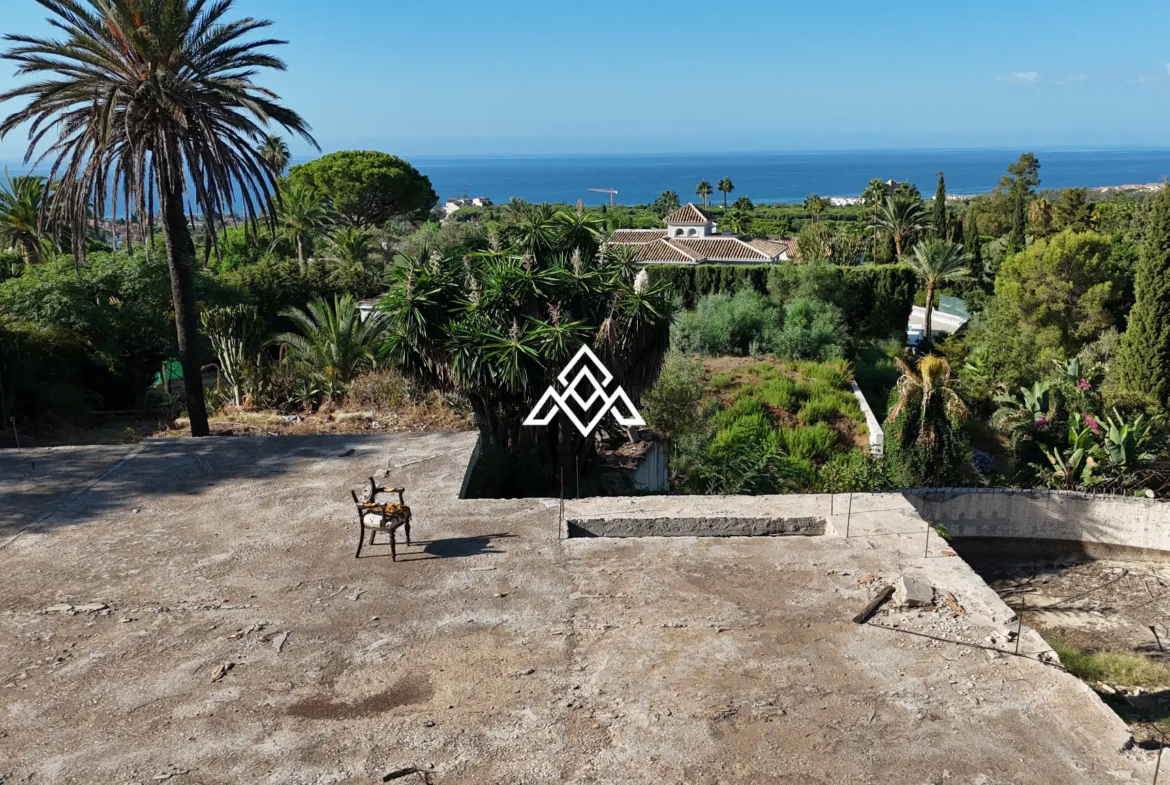 Hacienda de Las Chapas plot for sale in Marbella with panoramic sea views, 4,000 m² of land and a villa project awaiting a building licence.