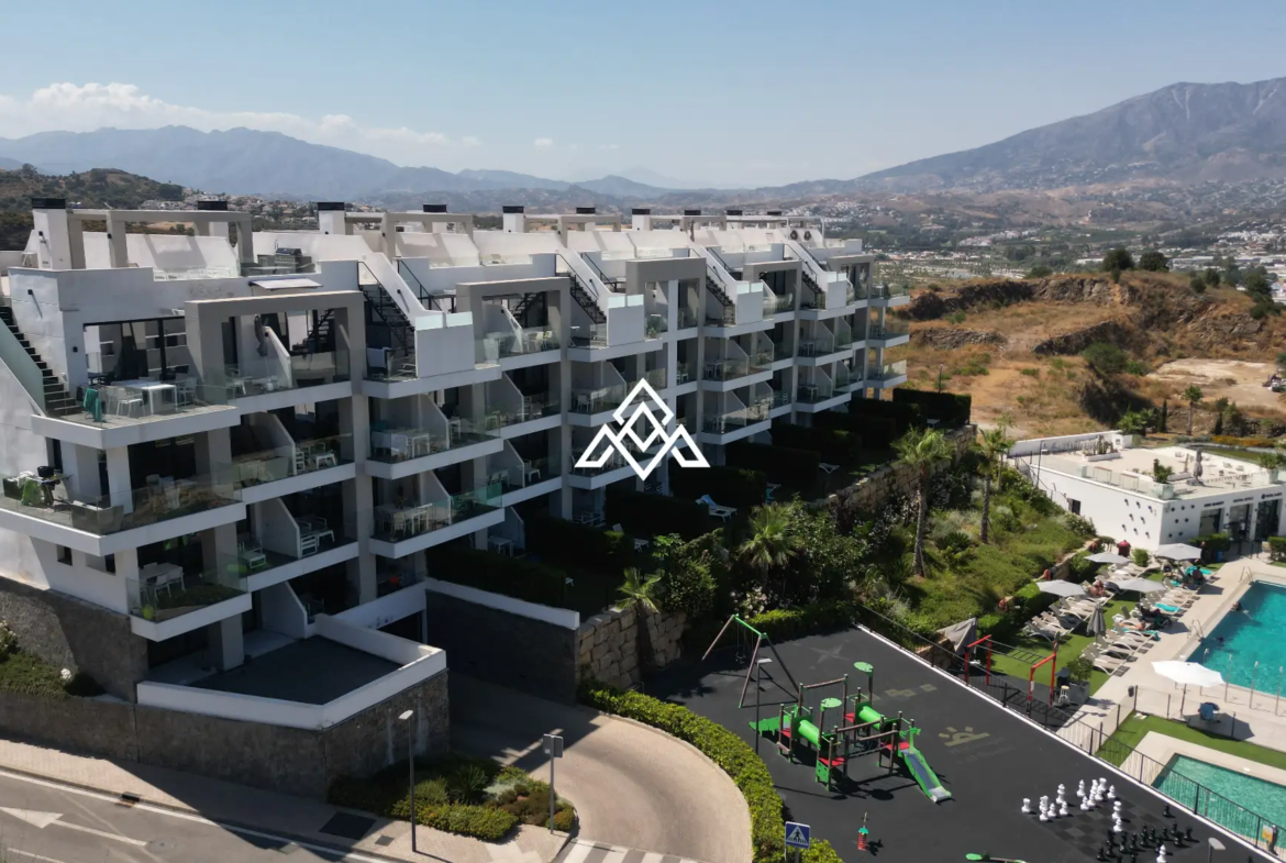 Hacienda el Sueño Apartment with private garden terrace and pool views in Mijas