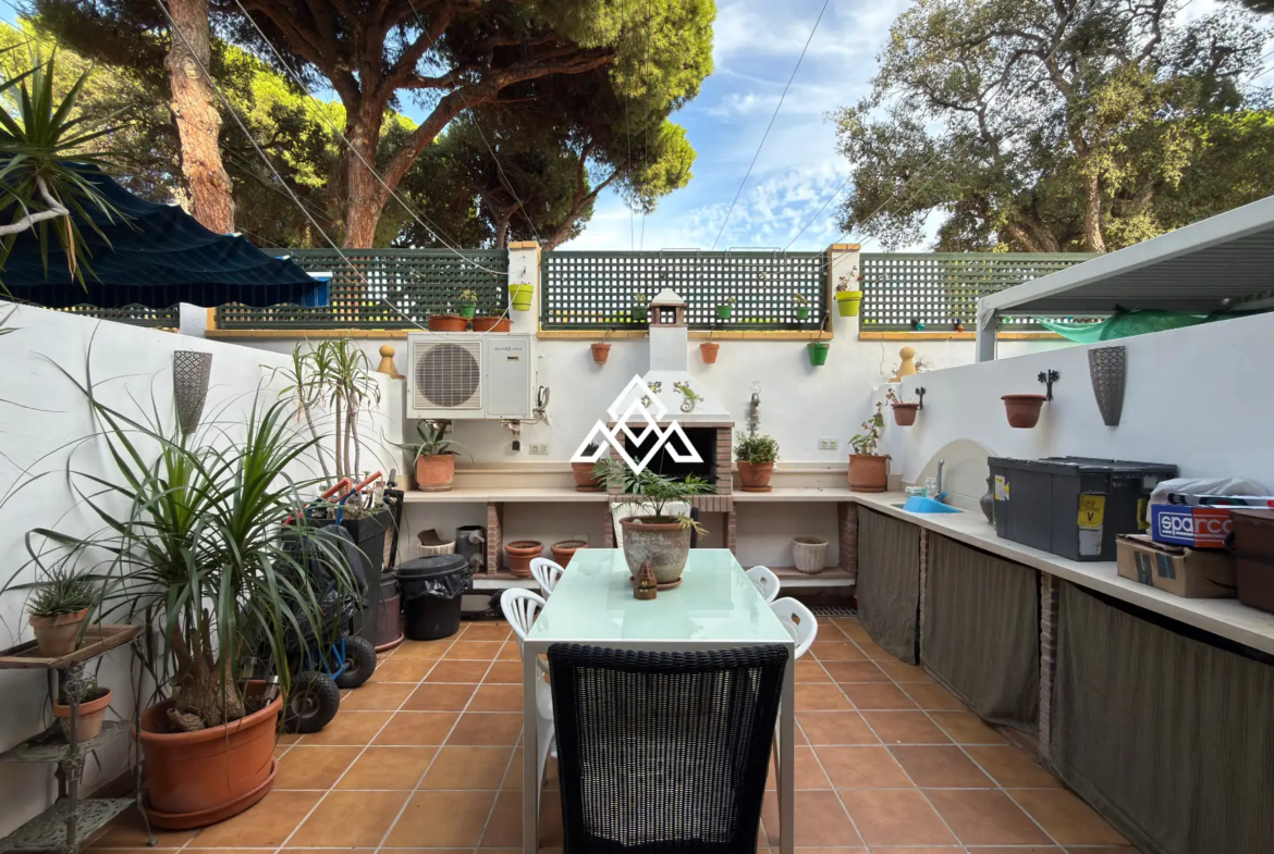 Elviria Townhouse with private jacuzzi, sea views and renovated patio in Marbella