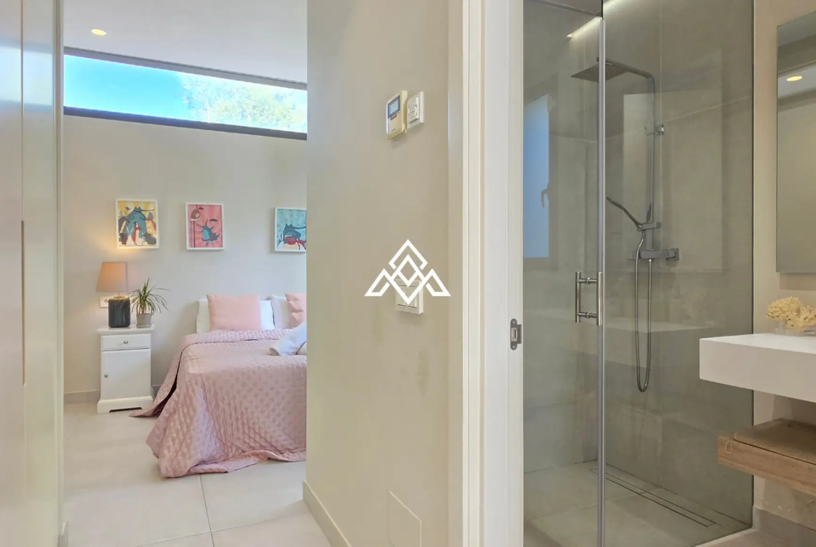 Contemporary Villa in Estepona with tourist licence, 4 bedrooms, private terraces and high rental income potential in a secure gated community.