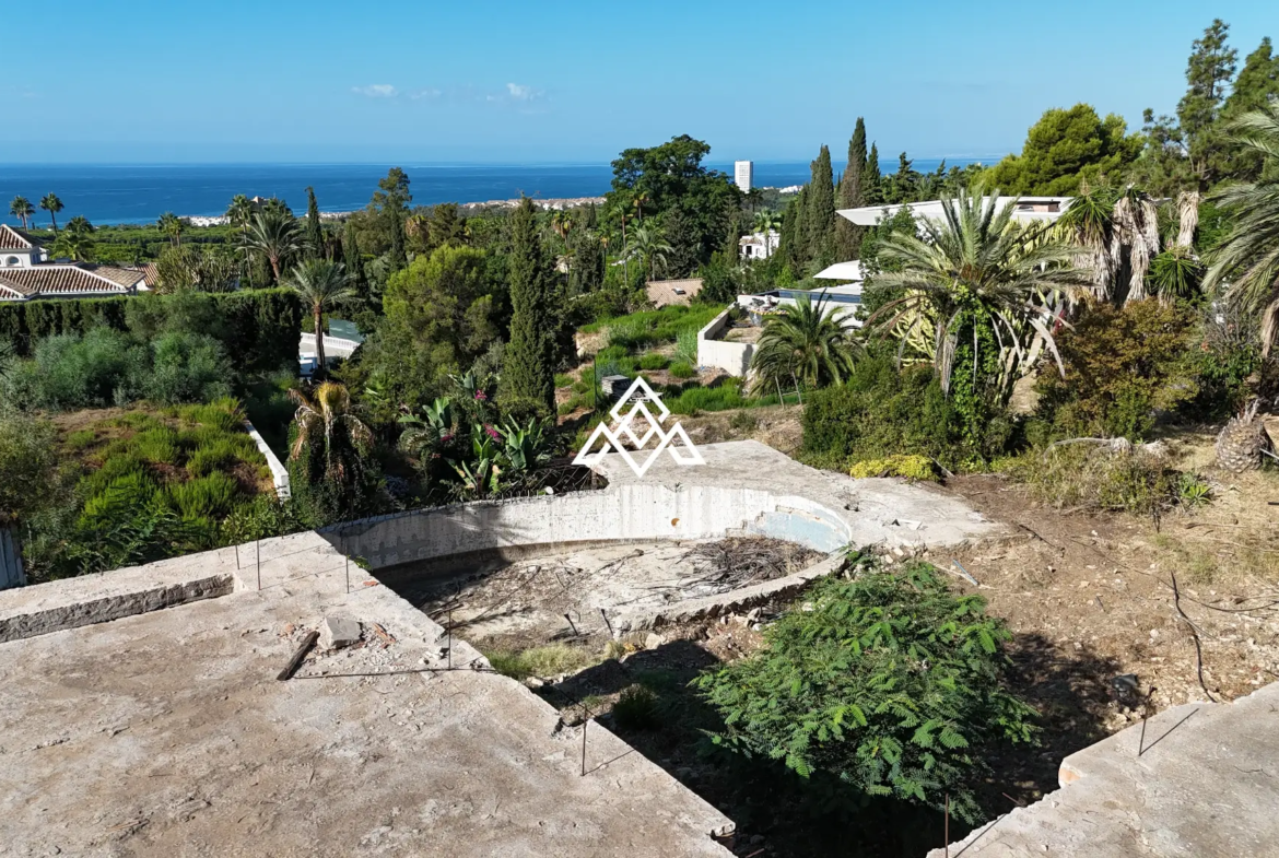 Hacienda de Las Chapas plot for sale in Marbella with panoramic sea views, 4,000 m² of land and a villa project awaiting a building licence.