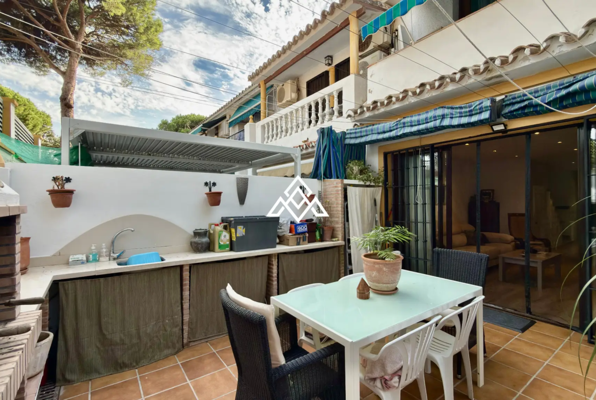 Elviria Townhouse with private jacuzzi, sea views and renovated patio in Marbella
