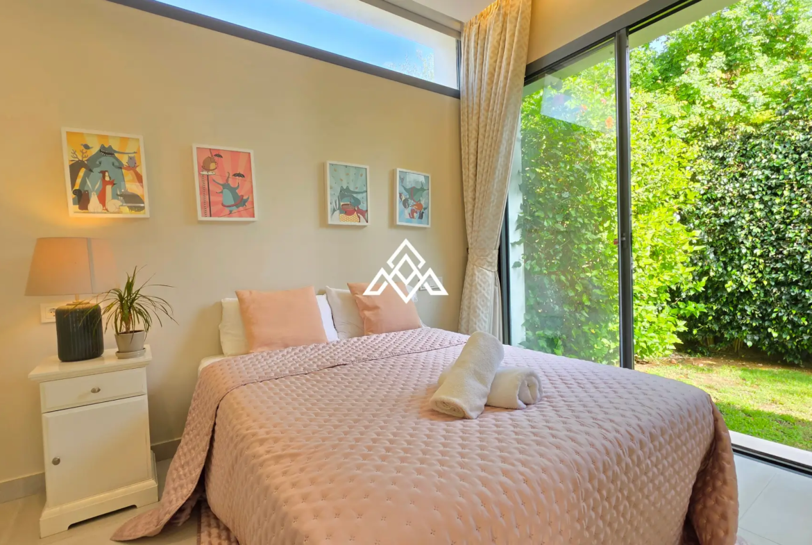 Contemporary Villa in Estepona with tourist licence, 4 bedrooms, private terraces and high rental income potential in a secure gated community.
