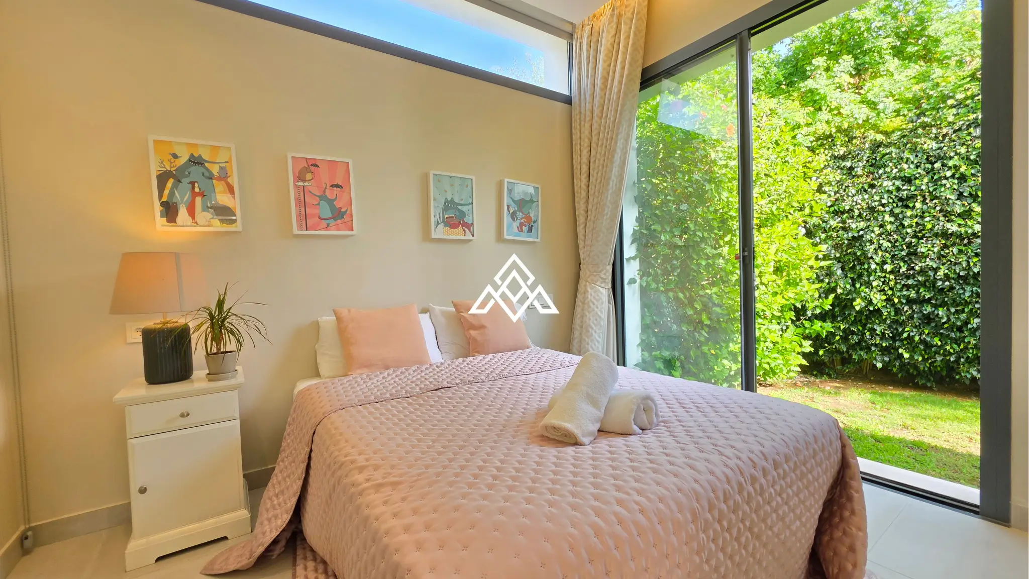Contemporary Villa in Estepona with tourist licence, 4 bedrooms, private terraces and high rental income potential in a secure gated community.