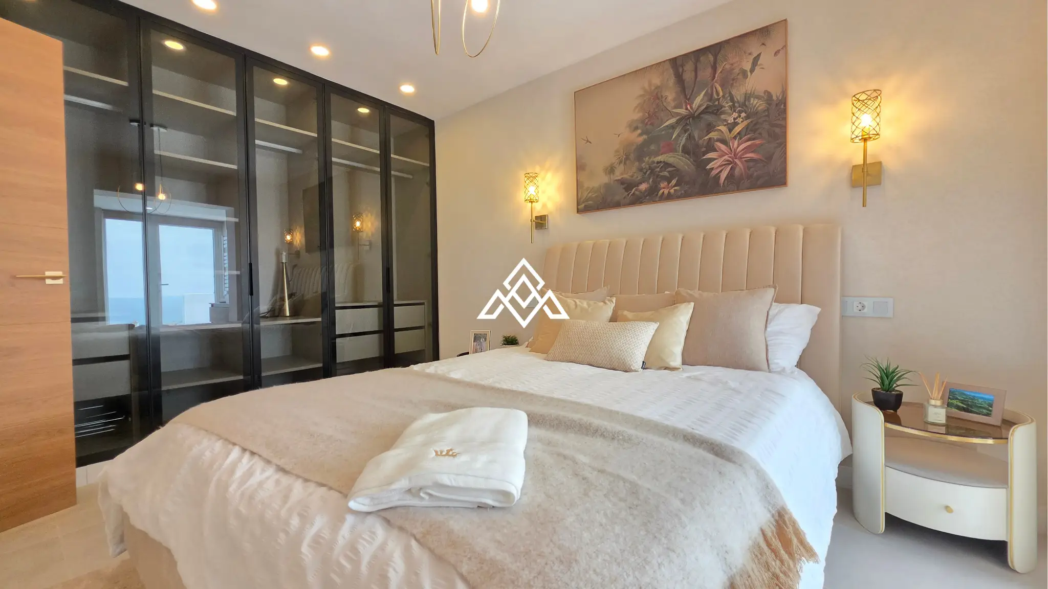 MPA-0122 Discover this brand-new renovated villa in Riviera del Sol, Mijas Costa, with panoramic sea views, 3 bedrooms, 3 bathrooms and spacious terraces.