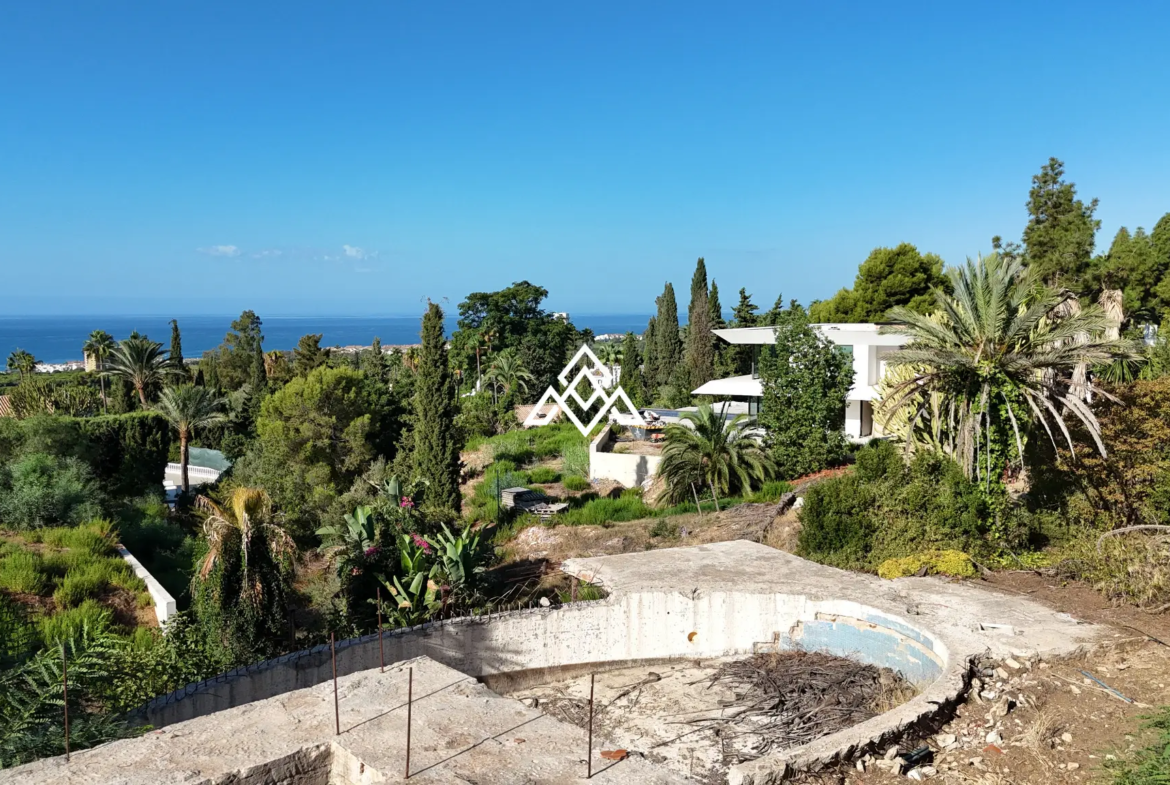Hacienda de Las Chapas plot for sale in Marbella with panoramic sea views, 4,000 m² of land and a villa project awaiting a building licence.