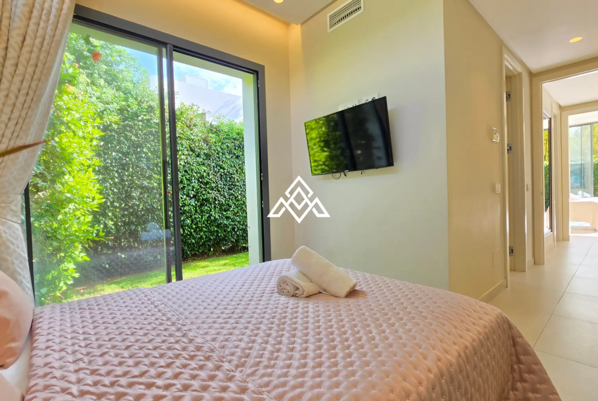 Contemporary Villa in Estepona with tourist licence, 4 bedrooms, private terraces and high rental income potential in a secure gated community.