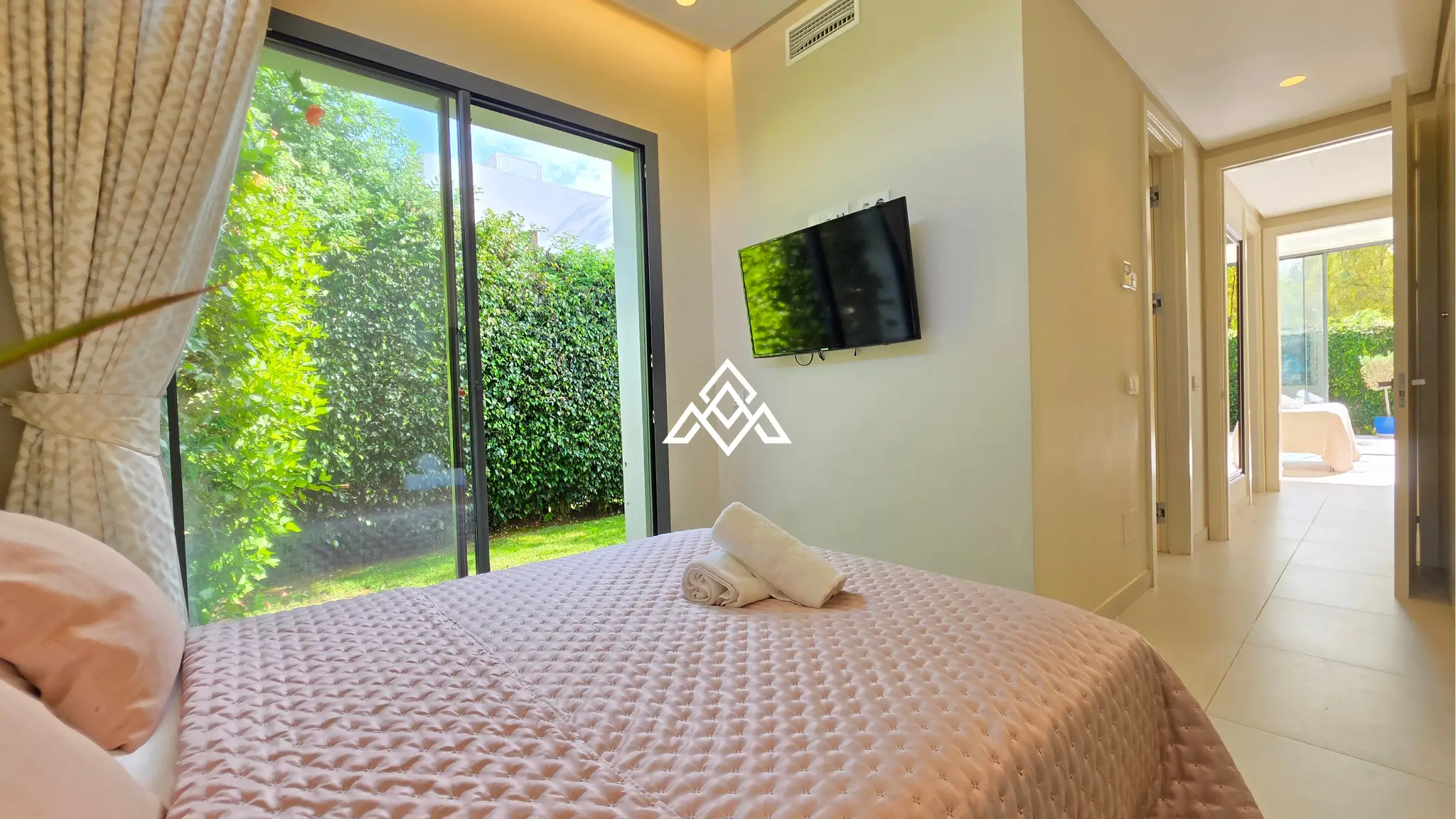 Contemporary Villa in Estepona with tourist licence, 4 bedrooms, private terraces and high rental income potential in a secure gated community.