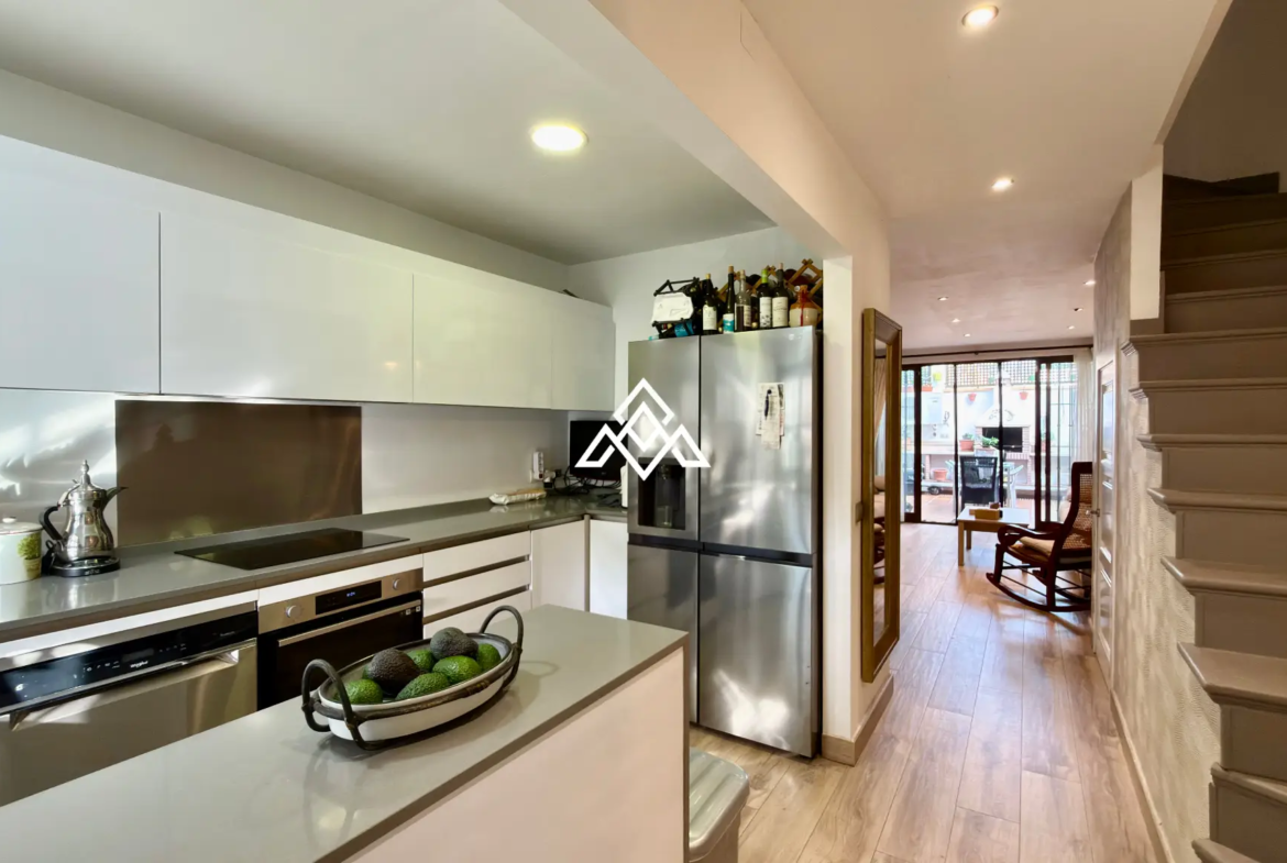 Elviria Townhouse with private jacuzzi, sea views and renovated patio in Marbella