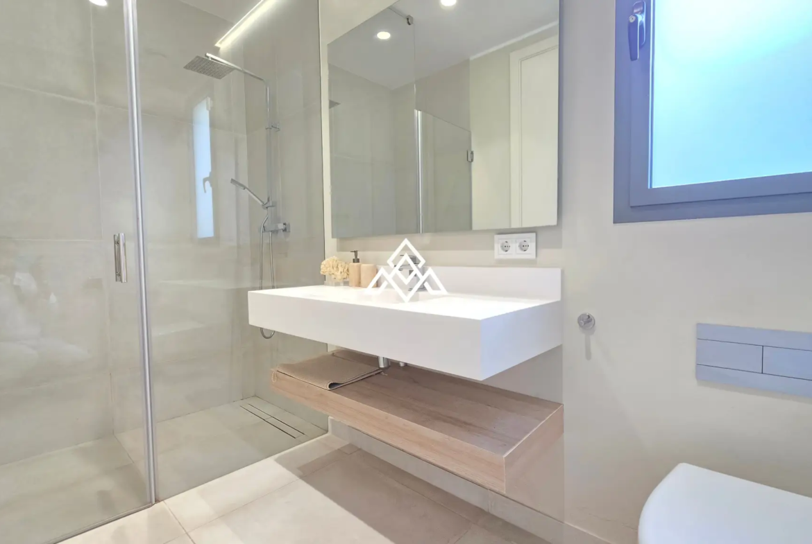 Contemporary Villa in Estepona with tourist licence, 4 bedrooms, private terraces and high rental income potential in a secure gated community.