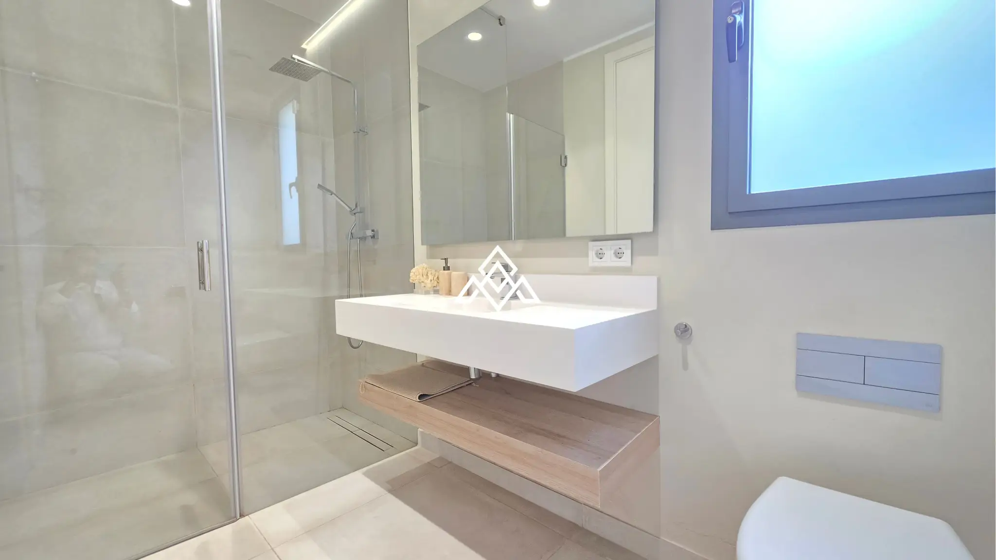 Contemporary Villa in Estepona with tourist licence, 4 bedrooms, private terraces and high rental income potential in a secure gated community.