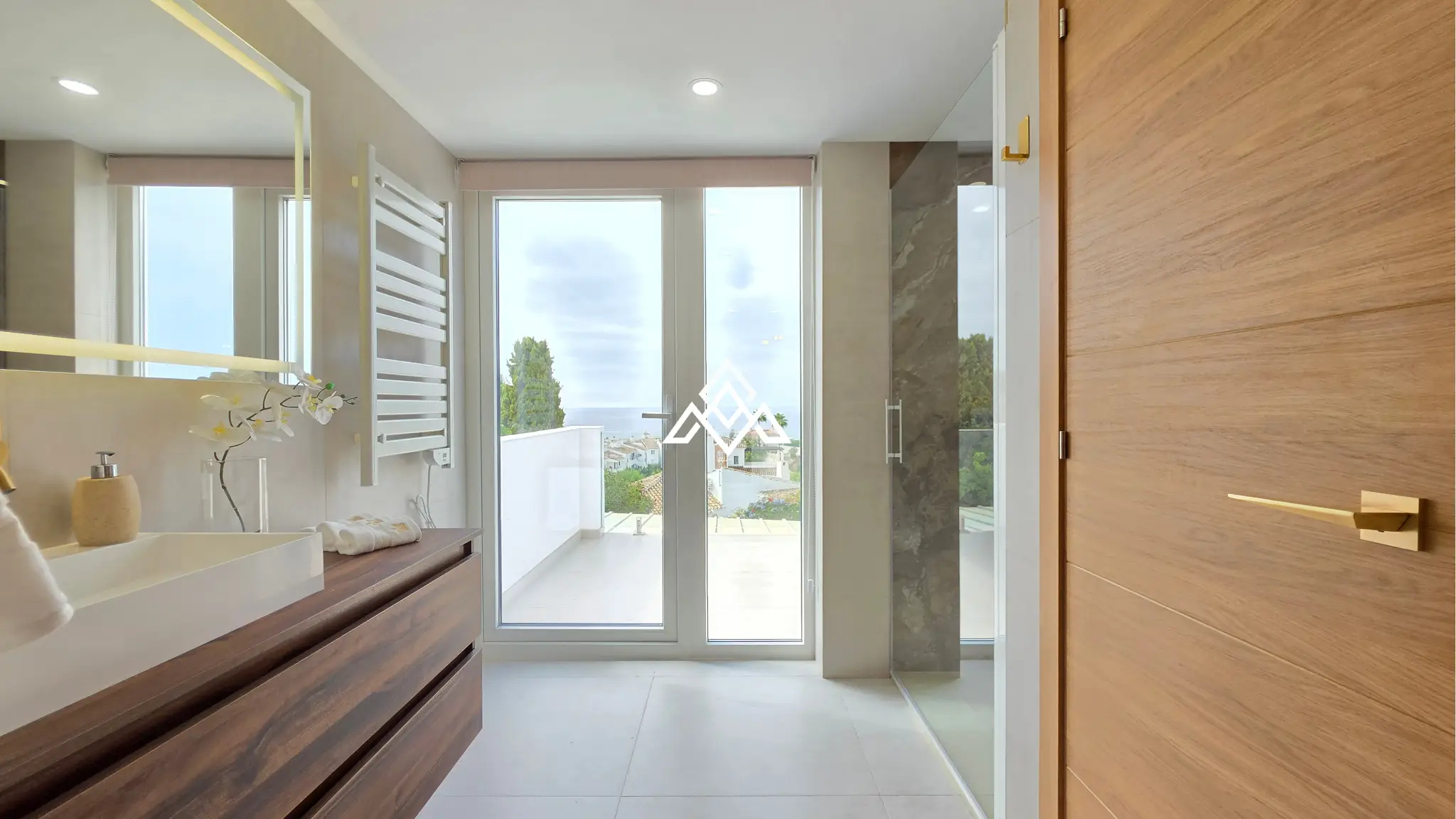 MPA-0122 Discover this brand-new renovated villa in Riviera del Sol, Mijas Costa, with panoramic sea views, 3 bedrooms, 3 bathrooms and spacious terraces.