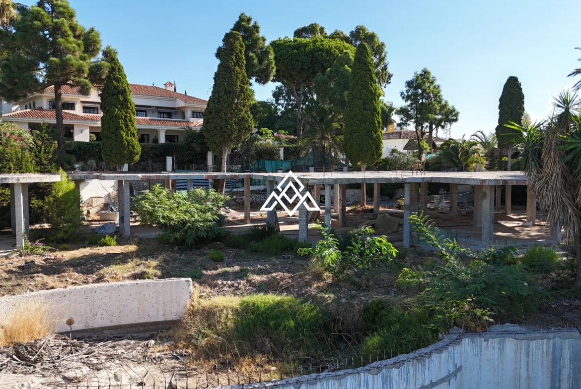 Hacienda de Las Chapas plot for sale in Marbella with panoramic sea views, 4,000 m² of land and a villa project awaiting a building licence.