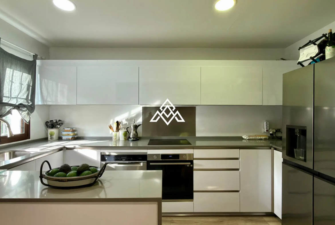 Elviria Townhouse with private jacuzzi, sea views and renovated patio in Marbella