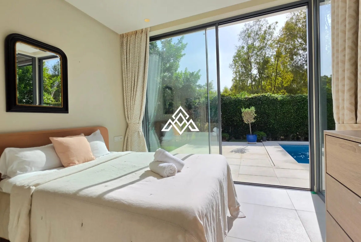 Contemporary Villa in Estepona with tourist licence, 4 bedrooms, private terraces and high rental income potential in a secure gated community.