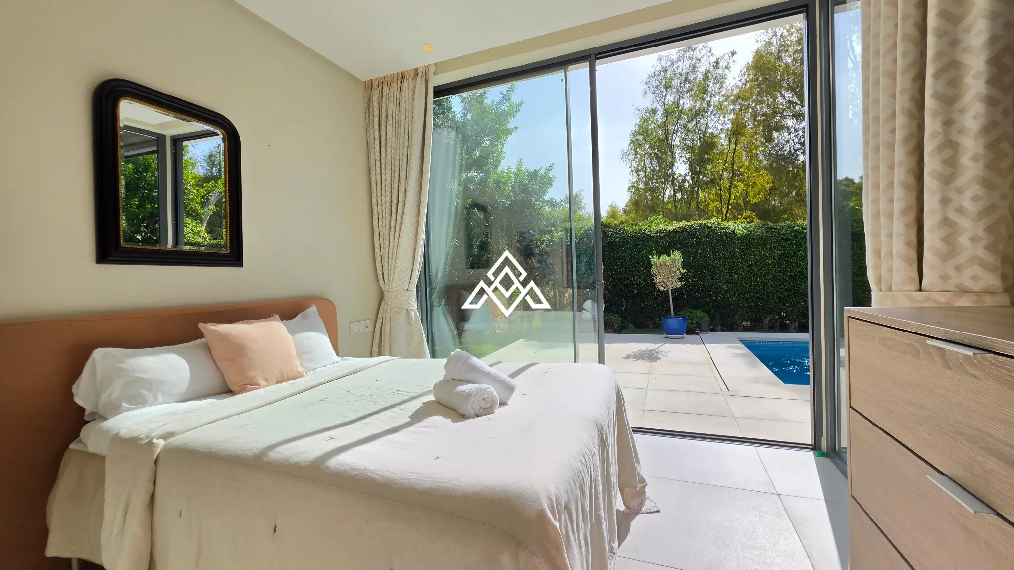 Contemporary Villa in Estepona with tourist licence, 4 bedrooms, private terraces and high rental income potential in a secure gated community.