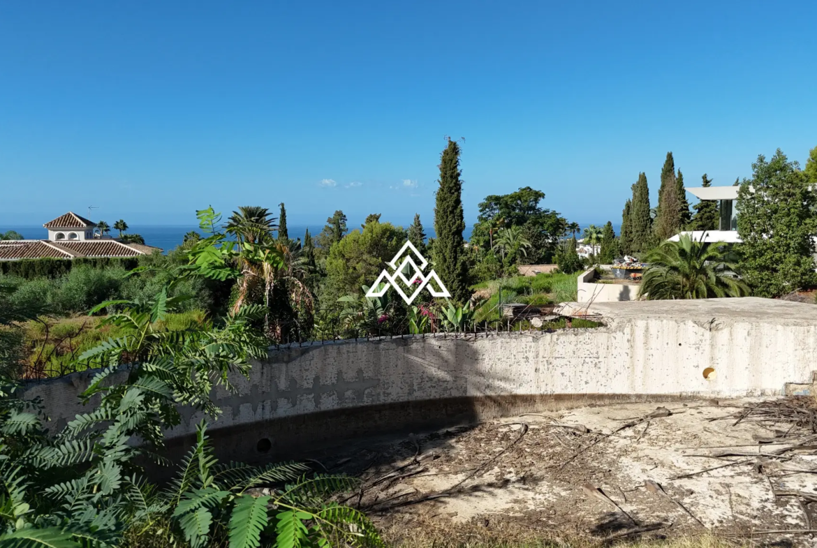 Hacienda de Las Chapas plot for sale in Marbella with panoramic sea views, 4,000 m² of land and a villa project awaiting a building licence.