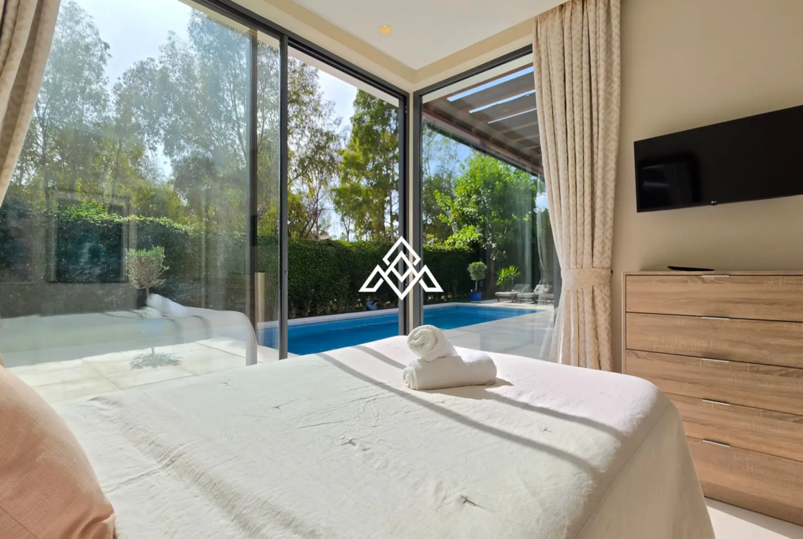 Contemporary Villa in Estepona with tourist licence, 4 bedrooms, private terraces and high rental income potential in a secure gated community.