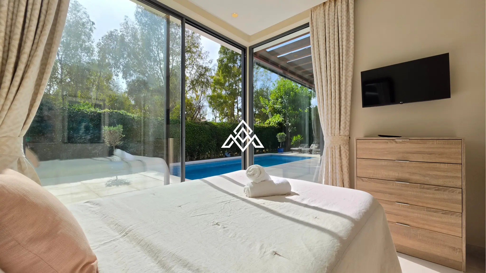 Contemporary Villa in Estepona with tourist licence, 4 bedrooms, private terraces and high rental income potential in a secure gated community.