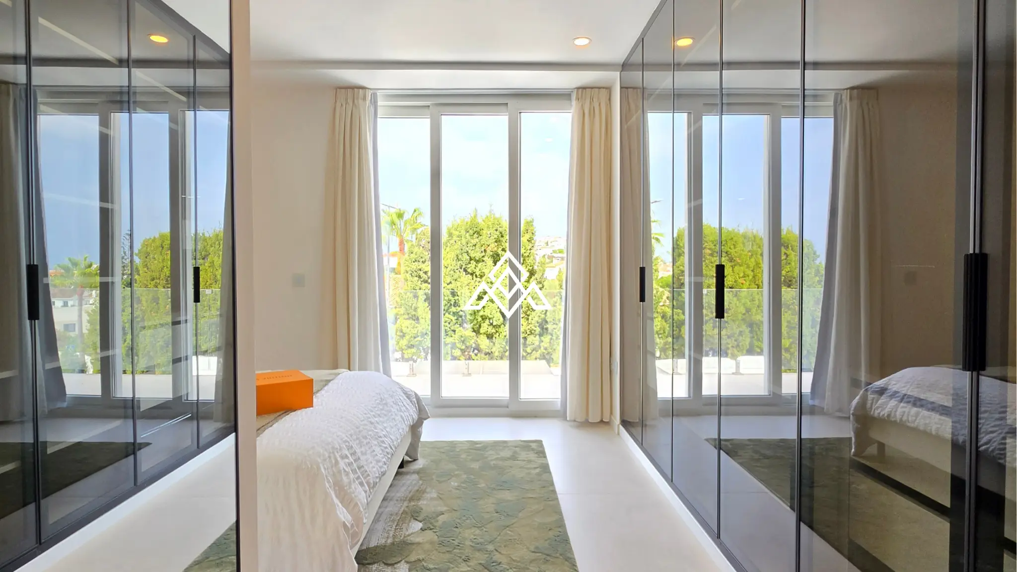 MPA-0122 Discover this brand-new renovated villa in Riviera del Sol, Mijas Costa, with panoramic sea views, 3 bedrooms, 3 bathrooms and spacious terraces.