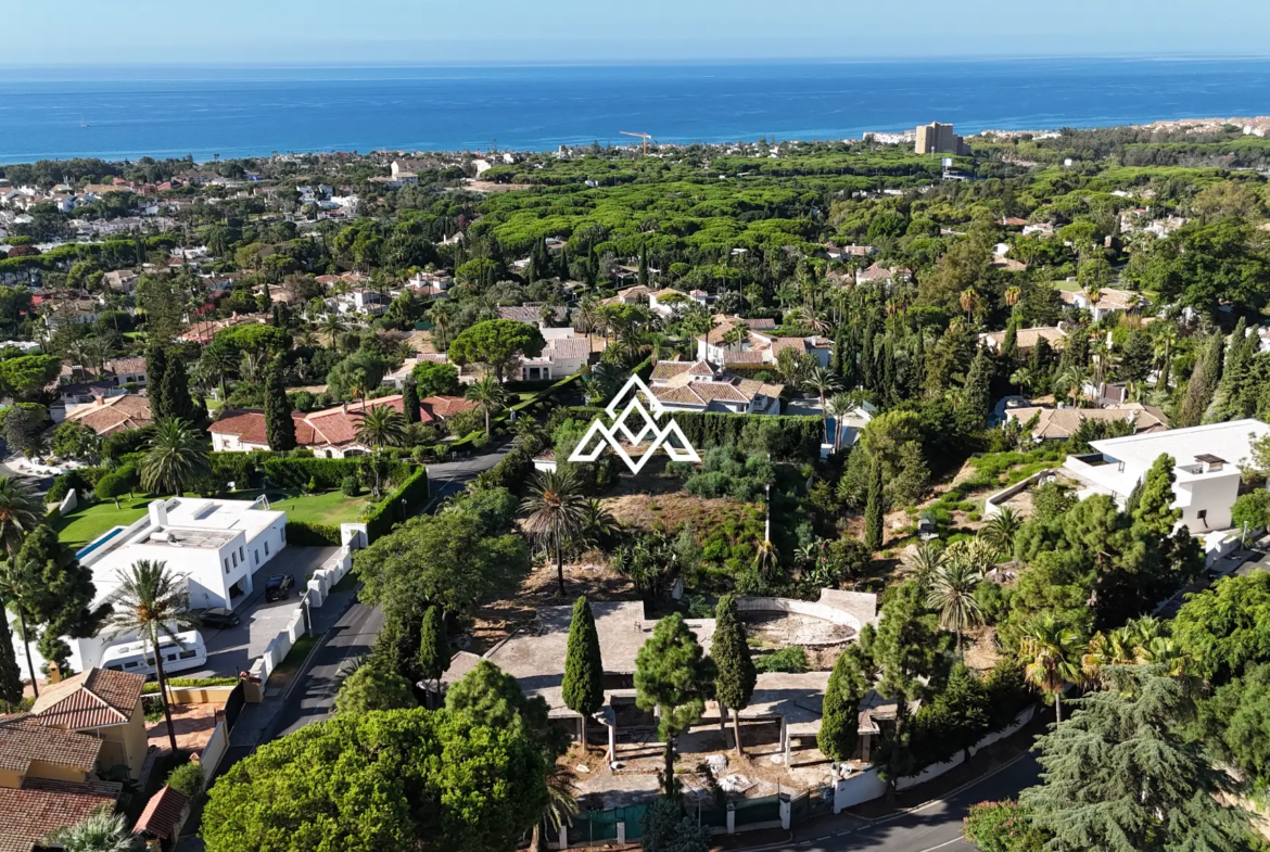 Hacienda de Las Chapas plot for sale in Marbella with panoramic sea views, 4,000 m² of land and a villa project awaiting a building licence.