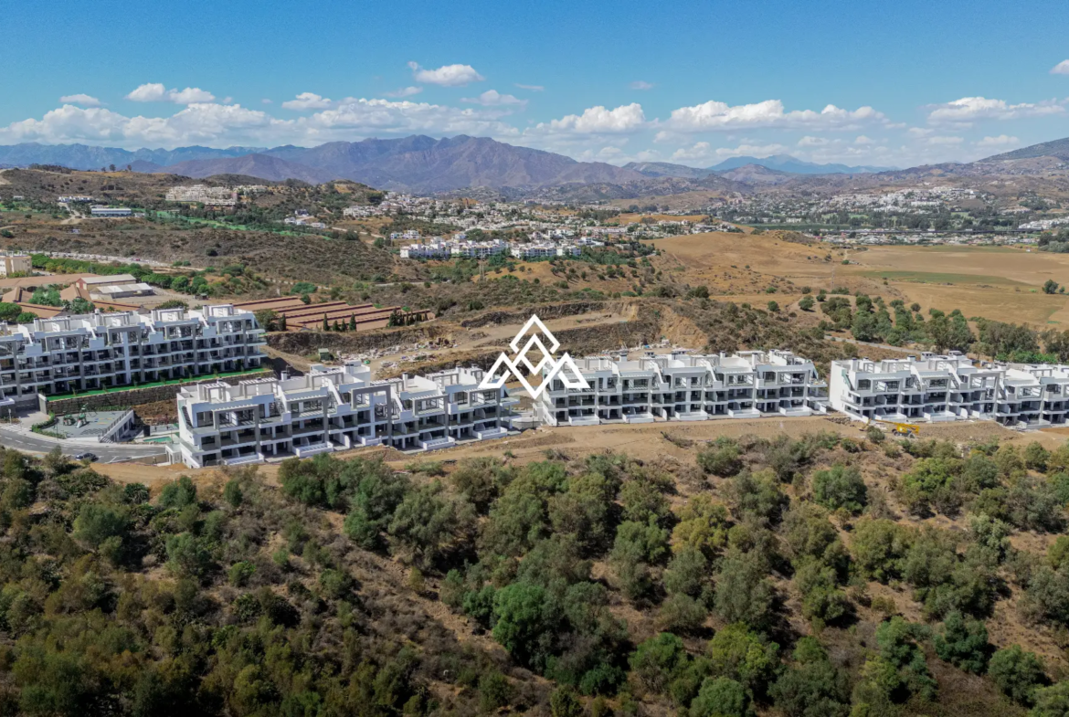 Hacienda el Sueño Apartment with private garden terrace and pool views in Mijas