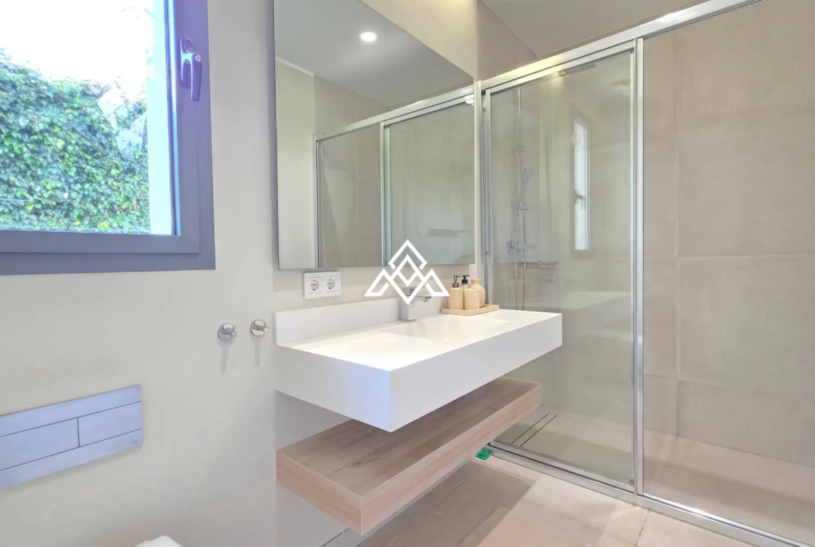 Contemporary Villa in Estepona with tourist licence, 4 bedrooms, private terraces and high rental income potential in a secure gated community.