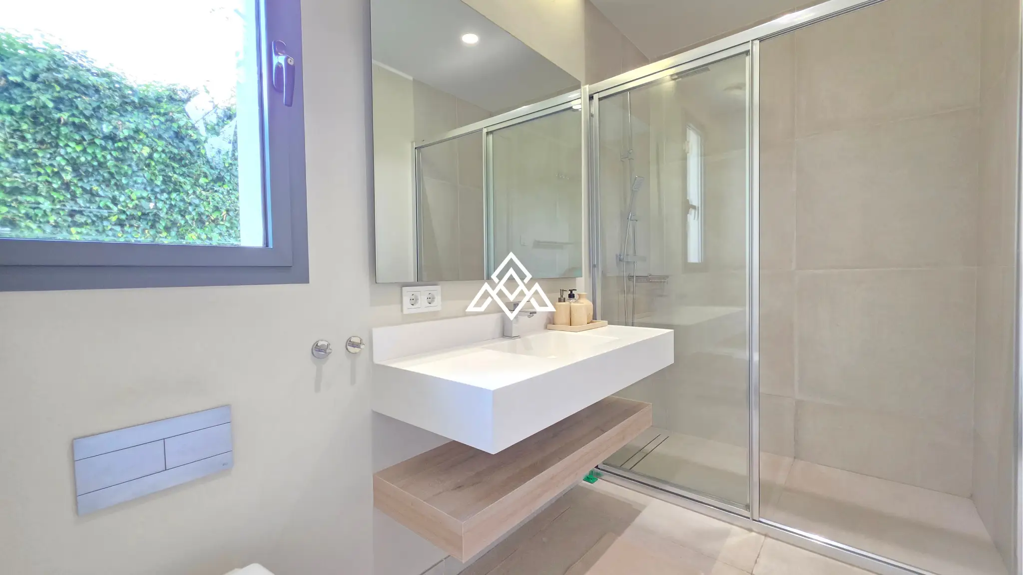 Contemporary Villa in Estepona with tourist licence, 4 bedrooms, private terraces and high rental income potential in a secure gated community.