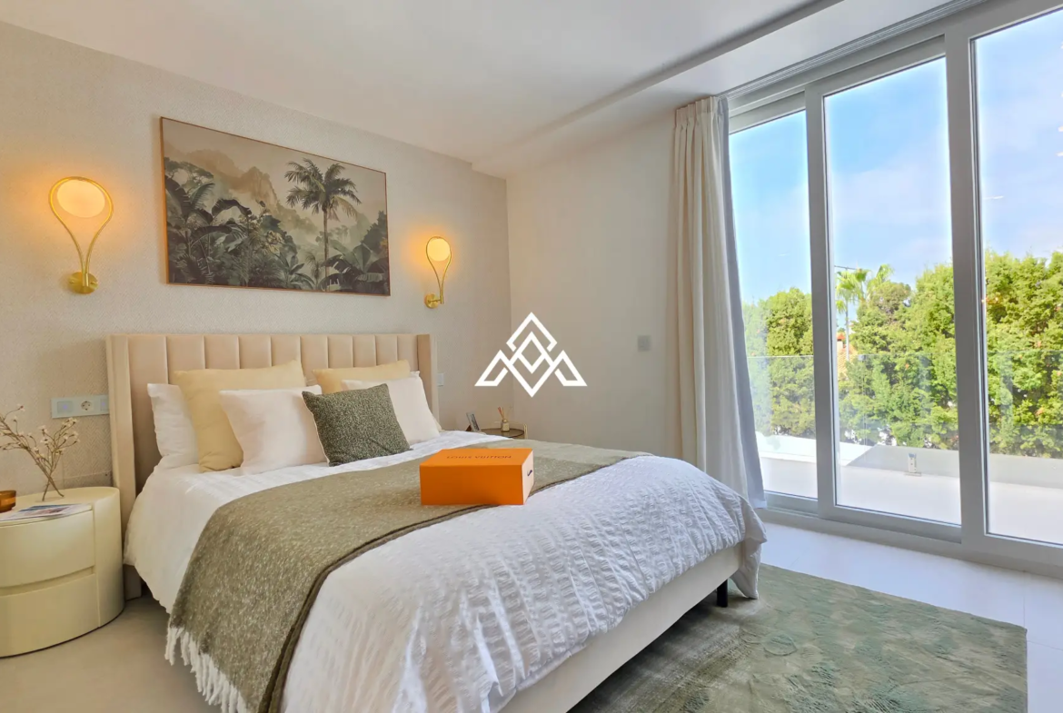 Discover this brand-new renovated villa in Riviera del Sol, Mijas Costa, with panoramic sea views, 3 bedrooms, 3 bathrooms and spacious terraces.