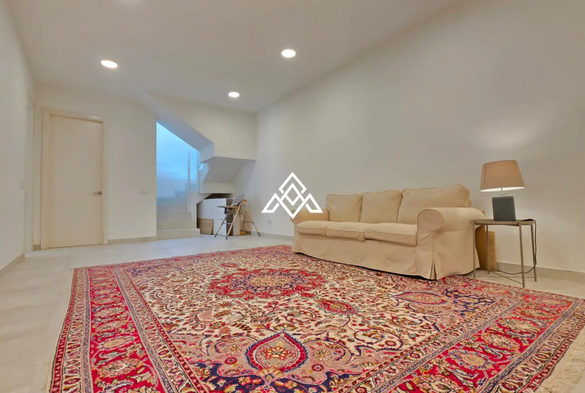 Contemporary Villa in Estepona with tourist licence, 4 bedrooms, private terraces and high rental income potential in a secure gated community.
