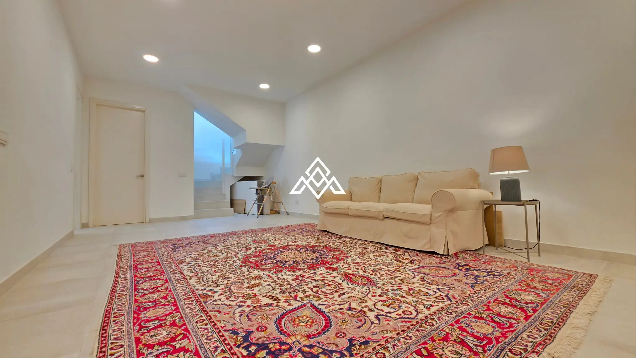 Contemporary Villa in Estepona with tourist licence, 4 bedrooms, private terraces and high rental income potential in a secure gated community.