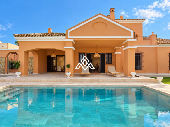 Sotogrande Golf Villa with private infinity pool and frontline golf views in La Reserva