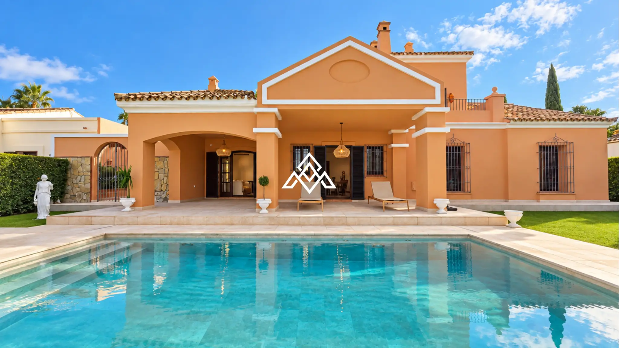 Sotogrande Golf Villa with private infinity pool and frontline golf views in La Reserva