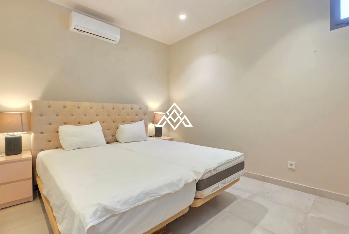 Contemporary Villa in Estepona with tourist licence, 4 bedrooms, private terraces and high rental income potential in a secure gated community.