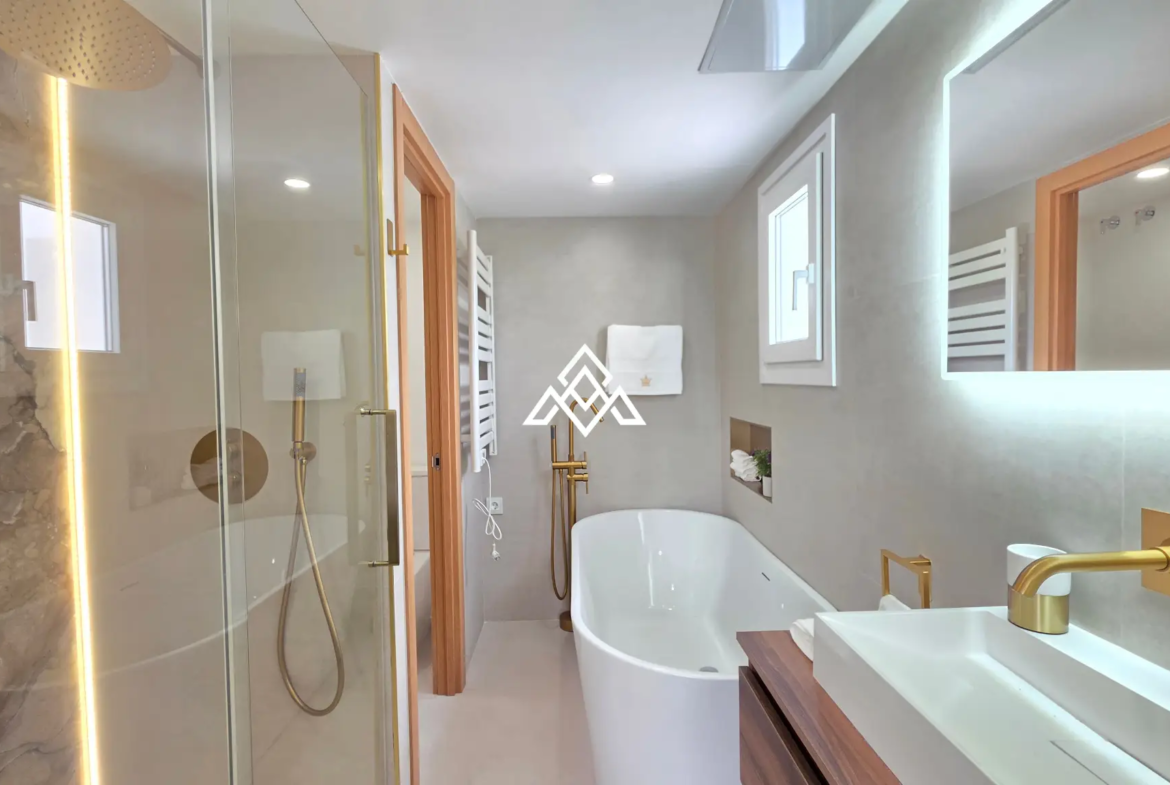 Discover this brand-new renovated villa in Riviera del Sol, Mijas Costa, with panoramic sea views, 3 bedrooms, 3 bathrooms and spacious terraces.