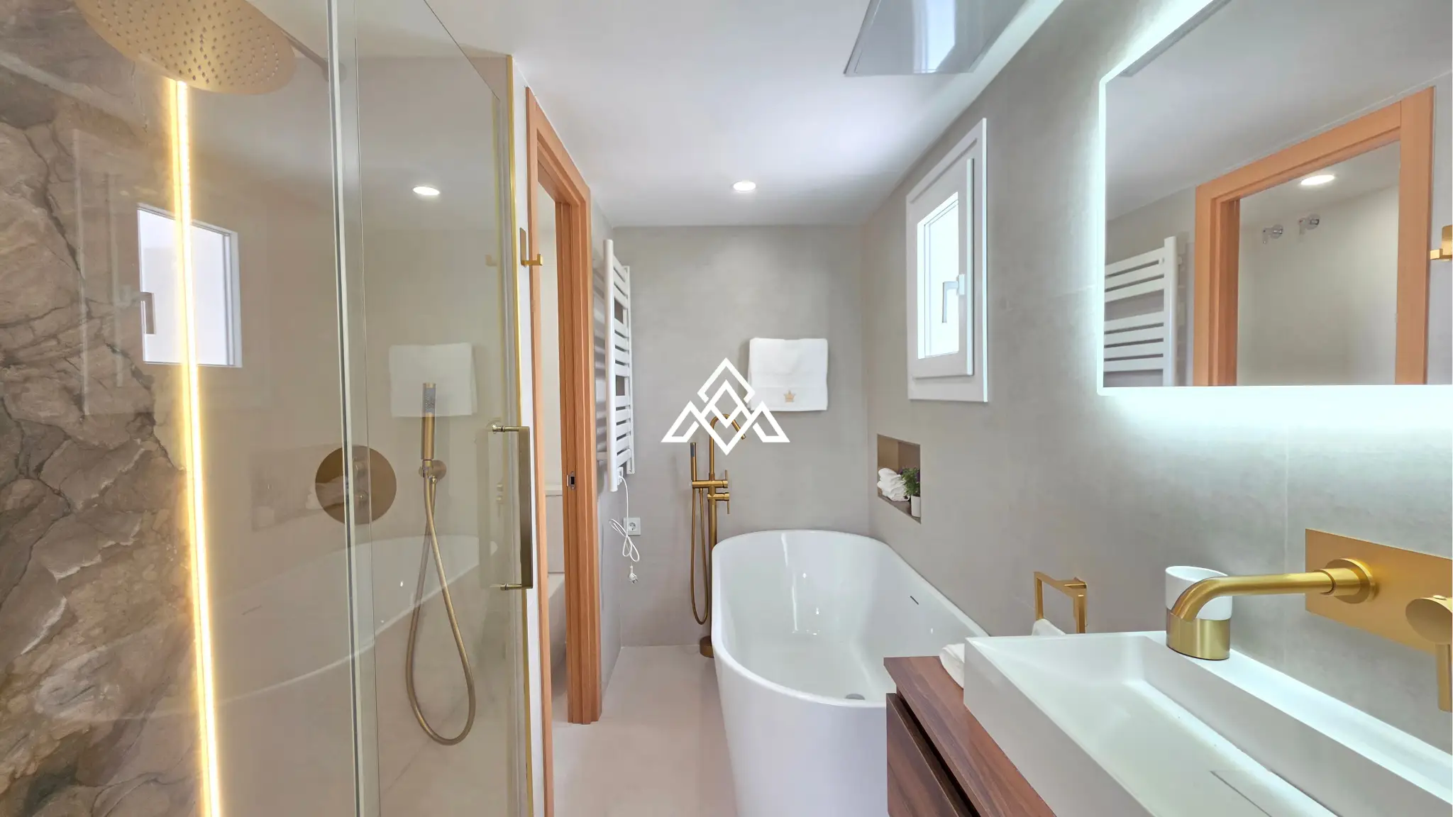 MPA-0122 Discover this brand-new renovated villa in Riviera del Sol, Mijas Costa, with panoramic sea views, 3 bedrooms, 3 bathrooms and spacious terraces.