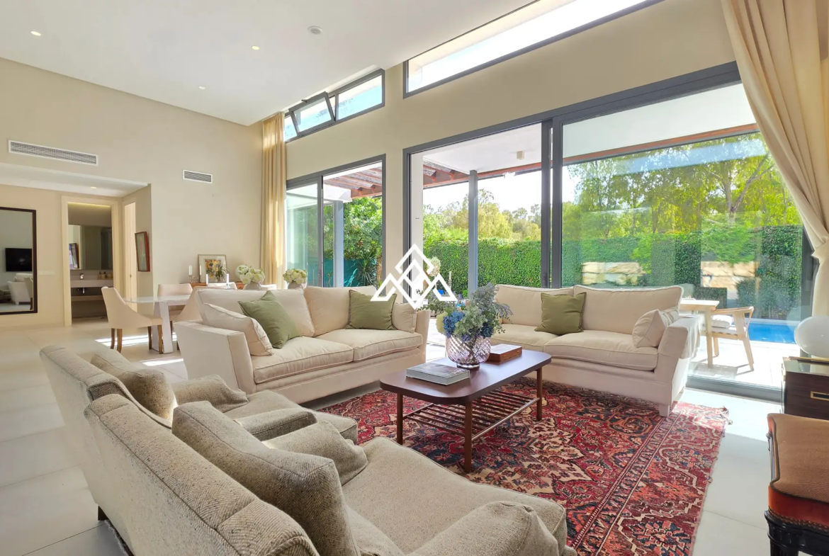 Contemporary Villa in Estepona with tourist licence, 4 bedrooms, private terraces and high rental income potential in a secure gated community.