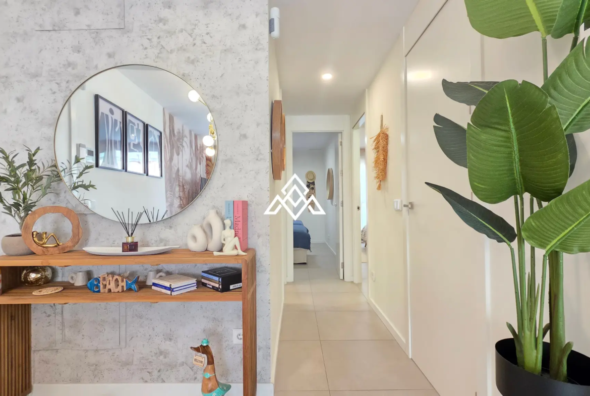 Estepona Garden Apartment with private garden, terrace, garage and valid tourist licence. Ideal investment property in Spain.