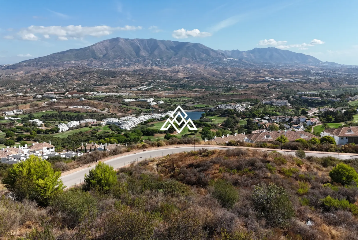 La Cala Golf plot for sale in Mijas Costa, featuring 1,733 m² of land, panoramic sea and golf views, and a unique architectural project.