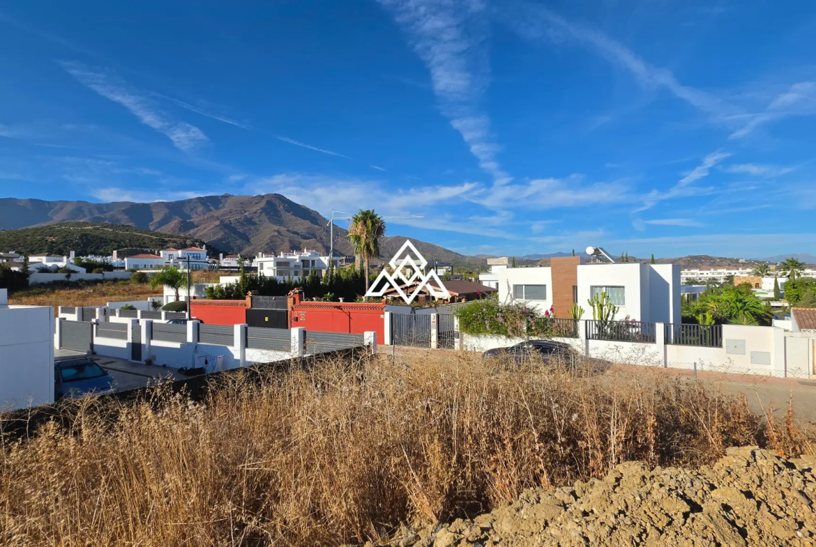 Valle Romano plot in Estepona with preliminary villa project and golf views
