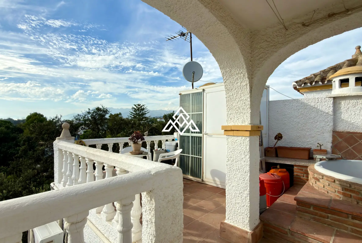 Elviria Townhouse with private jacuzzi, sea views and renovated patio in Marbella