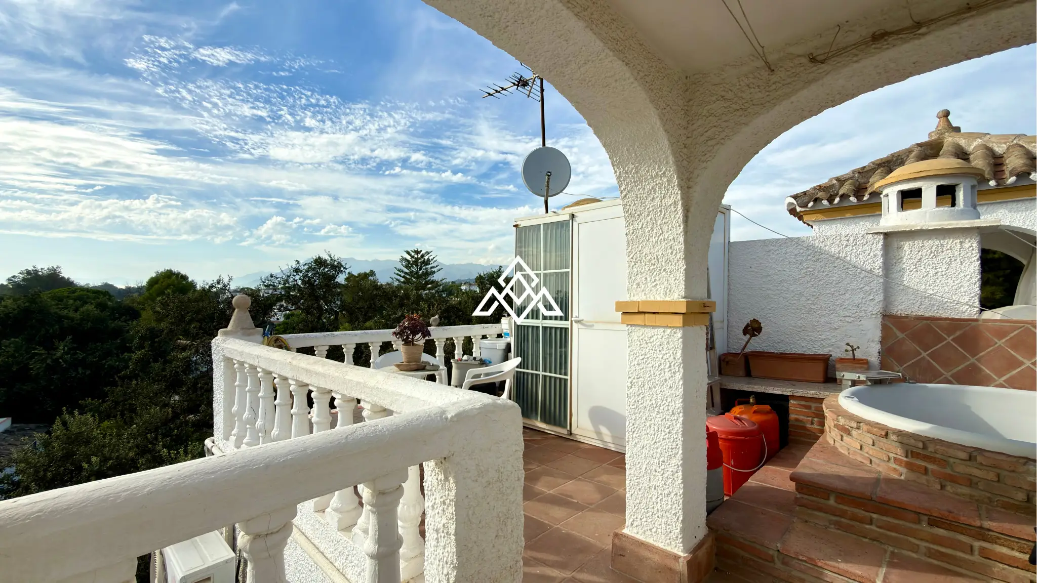 MPS-0045 Elviria Townhouse with private jacuzzi, sea views and renovated patio in Marbella
