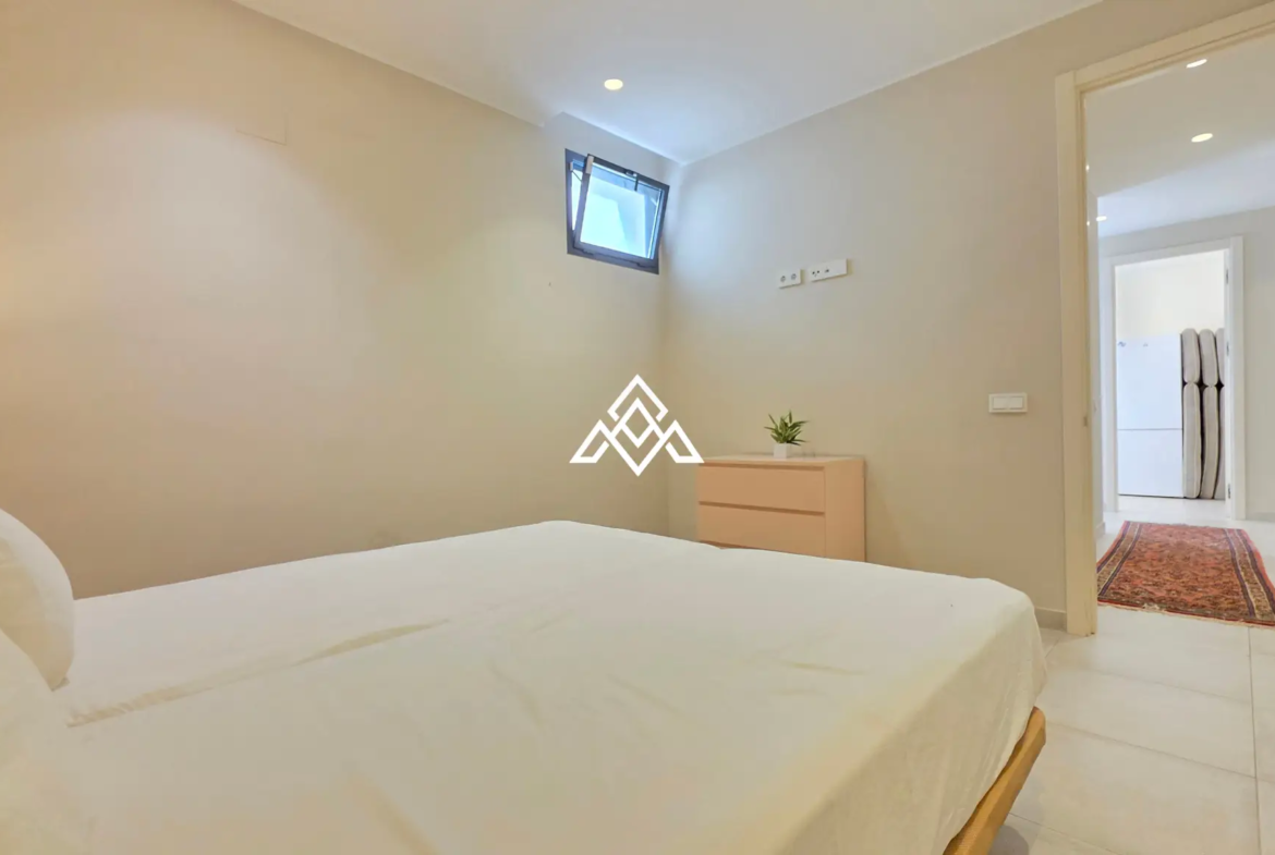Contemporary Villa in Estepona with tourist licence, 4 bedrooms, private terraces and high rental income potential in a secure gated community.