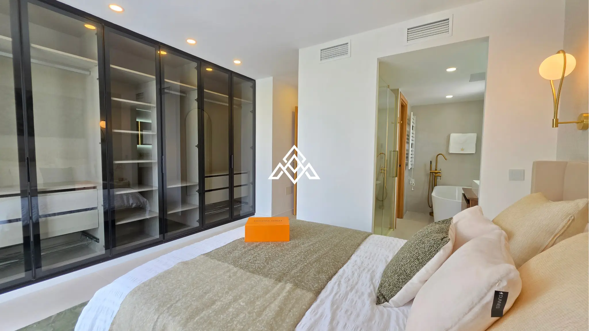 MPA-0122 Discover this brand-new renovated villa in Riviera del Sol, Mijas Costa, with panoramic sea views, 3 bedrooms, 3 bathrooms and spacious terraces.