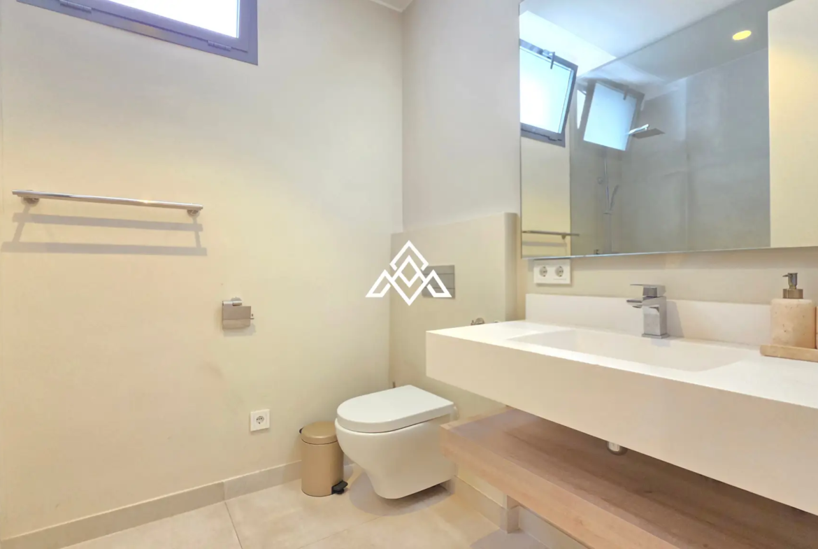 Contemporary Villa in Estepona with tourist licence, 4 bedrooms, private terraces and high rental income potential in a secure gated community.