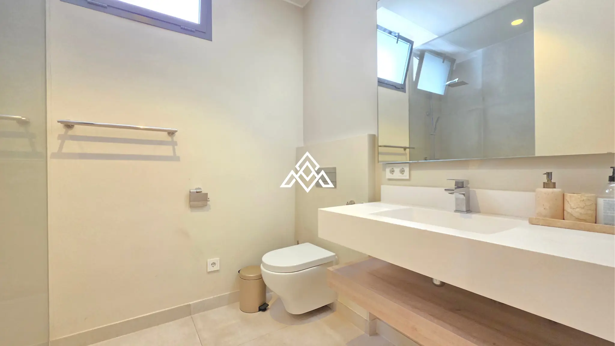 Contemporary Villa in Estepona with tourist licence, 4 bedrooms, private terraces and high rental income potential in a secure gated community.