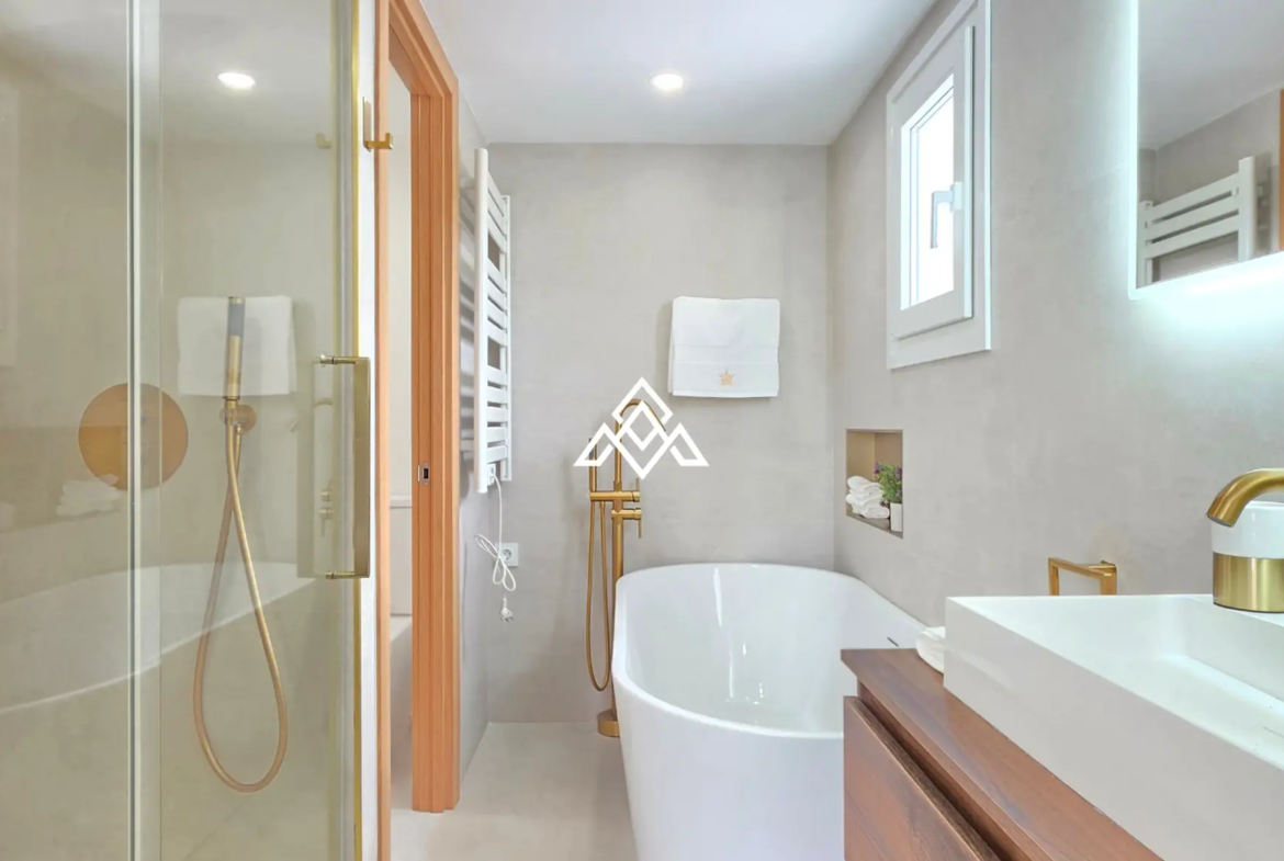 Discover this brand-new renovated villa in Riviera del Sol, Mijas Costa, with panoramic sea views, 3 bedrooms, 3 bathrooms and spacious terraces.